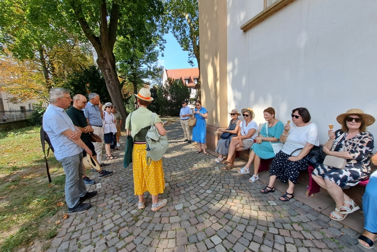 Jour Fixe nennen wir unser jährliches privates Treffen der Clubmitglieder mit Partnern. In diesem Jahr nahmen wir an einem kulinarisch begleiteten Spaziergang mit dem Motto "Glücksorte in und um Speyer" teil. Nach mehrfachen Besichtigungen kehrten wir zu einem gemeinsamen Snack und Gedankenaustausch ein. 